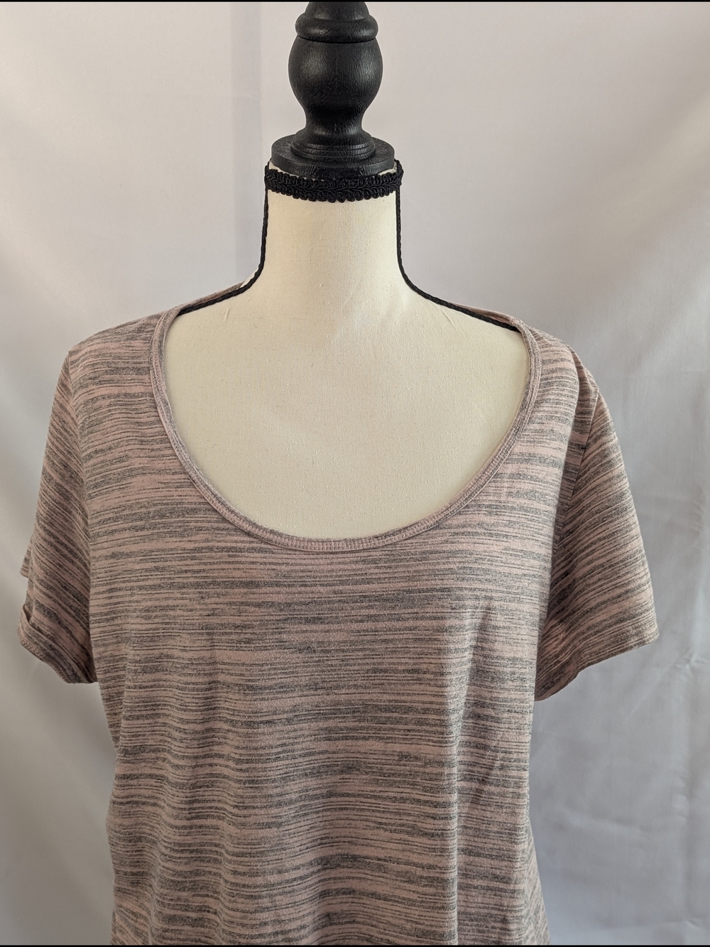 Lularoe Classic Tee Relaxed Scoop Neck Short Sleeve Tee in Blush Heather Size 1X - Picture 5 of 13